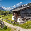 Altes Bauernhaus und Sommerwiese in Kasern im Hinteren Ahrntal, Südtirol von Christian Müringer