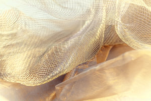 Goldene Schichten – Licht und Struktur in feinem Gewebe