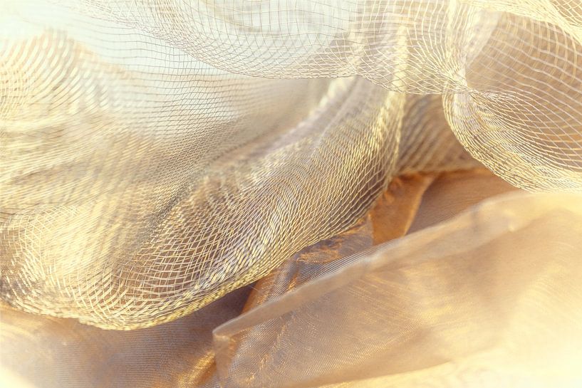 Couches dorées - lumière et structure dans un tissu fin par Mixed media vector arts