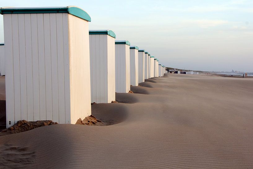 Coastal photography - booths along the Katwijk coast. by Bert v.d. Kraats Fotografie