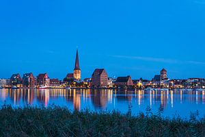 Blick über die Warnow auf die Hansestadt Rostock am Abend