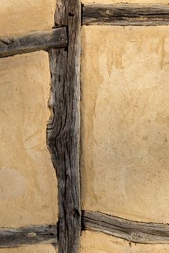 Lemen muur met houten balken van Robert Wiggers