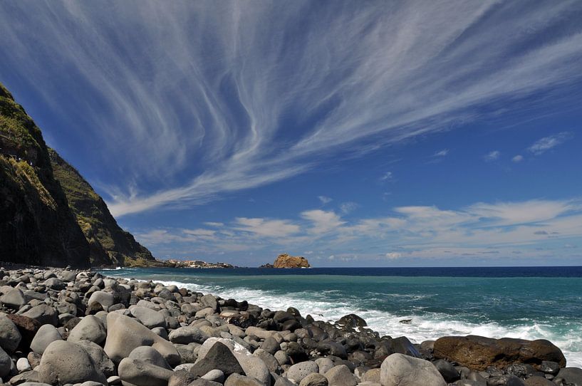 Rotsstrand by Frans Schutten