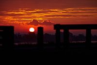 Zonsopgang aan de Waal bij Rossum