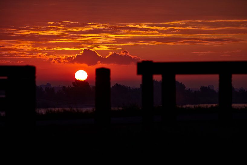 Zonsopgang aan de Waal bij Rossum by Jan Kooreman