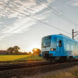 Der Zug in der niederländischen Landschaft: Barneveld-Nord von John Verbruggen