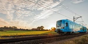 Der Zug in der niederländischen Landschaft: Barneveld-Nord von John Verbruggen