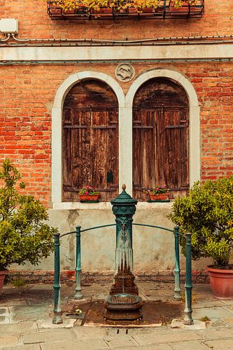 Oude dorpspomp in Venetie in Italie van Hilda Weges