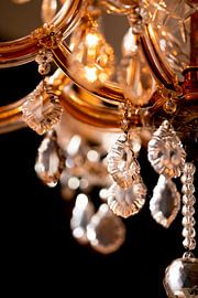 L'éclat de l'élégance - Détail d'un lustre sur Femke Ketelaar