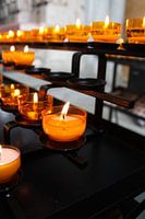 Teelichter in einer Kirche