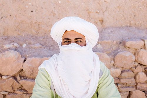 Traditional Moroccan man by Valerie Visschedijk - Reisfotografie