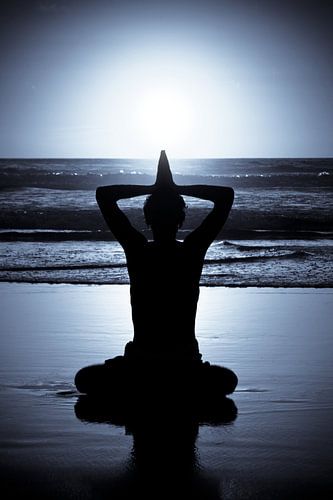 Meditatie bij zonsondergang aan zee