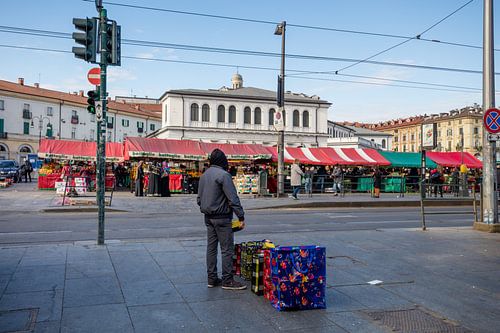 Markt met straatverkoper in het oude centrum van Turijn, Italië