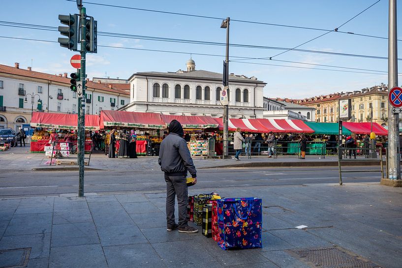 Markt met straatverkoper in het oude centrum van Turijn, Italië van Joost Adriaanse
