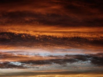 zonsondergang met wolken van Hans Vos Fotografie