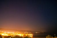 Havenstad verlicht in de nacht