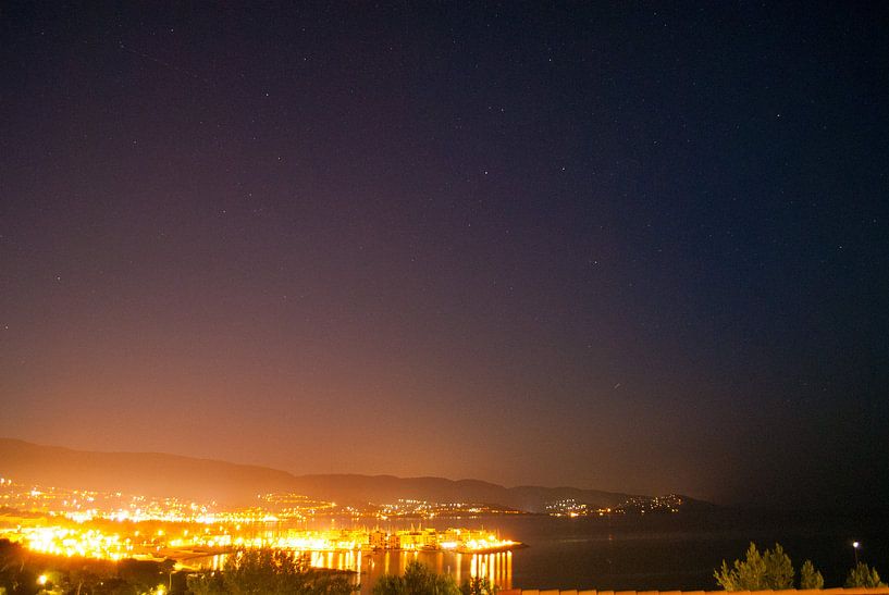 Havenstad verlicht in de nacht by Tim Jung