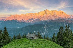 Alpenglow in het Wettersteingebergte van Michael Valjak