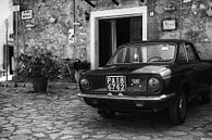Oude FIAT 850 oldtimer auto op een plein in Italië in zwart-wit van iPics Photography thumbnail