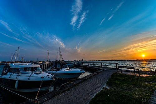Motorboote &amp; Segelschiffe, Sonnenuntergang am Hafen Altefähr, Insel Rügen