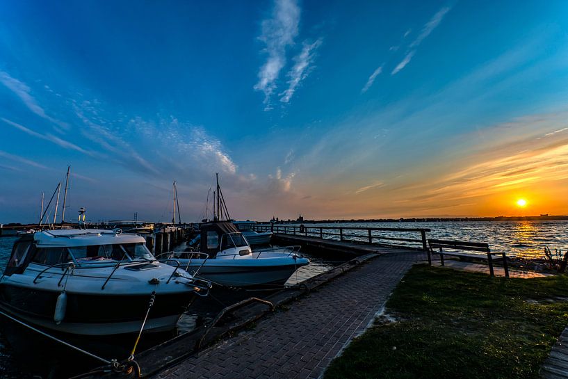 Motorboote & Segelschiffe, Sonnenuntergang am Hafen Altefähr, Insel Rügen von GH Foto & Artdesign