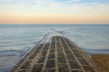 Breakwater between the waves