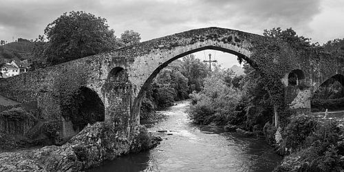 De Romeinse brug in Cangas de Onís in Zwart-Wit, Asturië, Span
