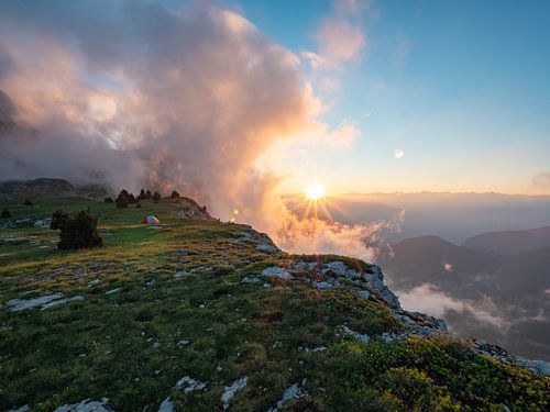 Zonsopkomst in de bergen van de Vercors, Franse Alpen