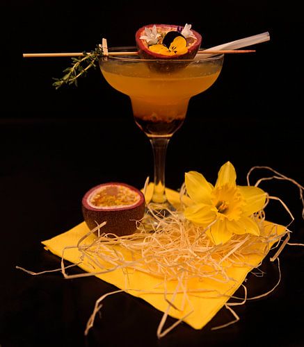 Prosecco met cassis siroop en verse passievrucht.