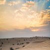 Sonnenuntergang über Sanddünen in der Wüste von Dubai von Capture the Light