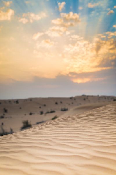 Zonsondergang boven zandduinen in de woestijn van Dubai van Capture the Light