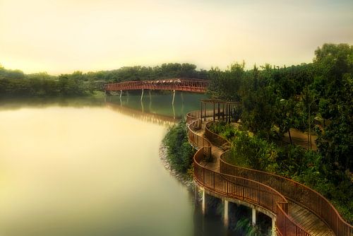 Romantische rivier met brug in Azië.