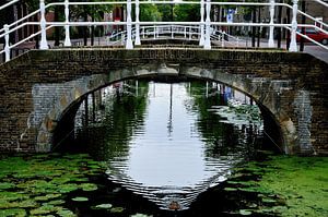 Brücke über unruhiges Wasser
