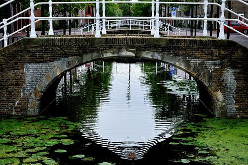 Brug over troebel water
