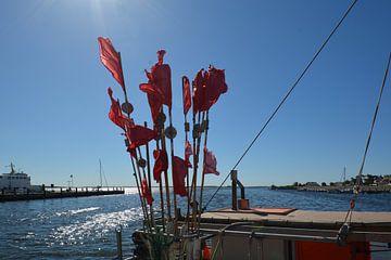 rode vlaggen bij de vissersboot, Vitte, Hiddensee