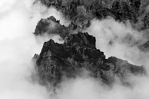 Berglandschap op La Palma in de mist