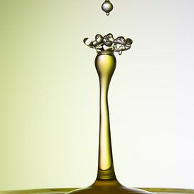 Vallende/botsende waterdruppel by Martien van Dommelen