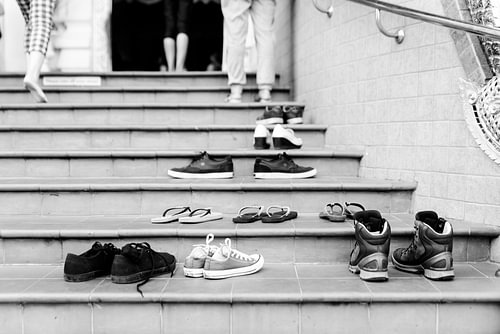 Schoenen bij tempel zwart-wit