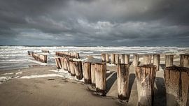 Paalhoofden aan stormachtige Zeeuwse kust van Michel Seelen