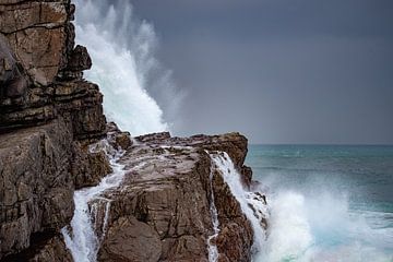 Brekende golven op rotspartij. van Roelinda Tip