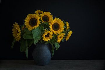 Stilleven met zonnebloemen in een vaas van John van de Gazelle fotografie