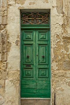 Oude houten voordeur, Valletta, Malta van Marielle Leenders