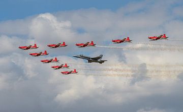 Het Zwitserse PC-7 en F-18 Hornet Display Team. van Jaap van den Berg