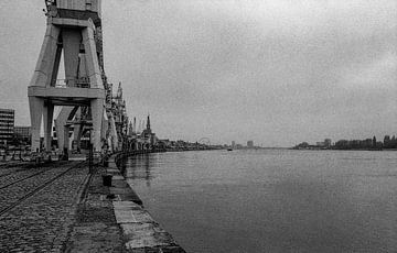 The Scheldt quay of Antwerp analogue in stark contrast by Zaankanteropavontuur