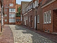 Straat met bakstenen huizen in Emden