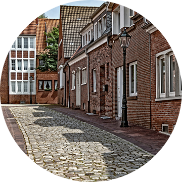 Straat met bakstenen huizen in Emden van Katrin May