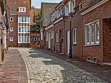 Straat met bakstenen huizen in Emden van Katrin May