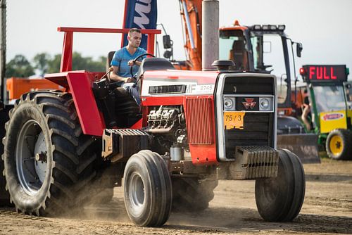 tractor pulling Massey Ferguson