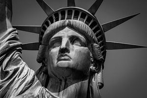 Un flambeau, une couronne, une date, un collage de la Statue de la Liberté (PHOTO 2/3) sur Alexander Mol