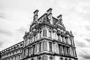 Photographie de la toiture et de la façade en noir et blanc d'une tour du Louvre à Paris.